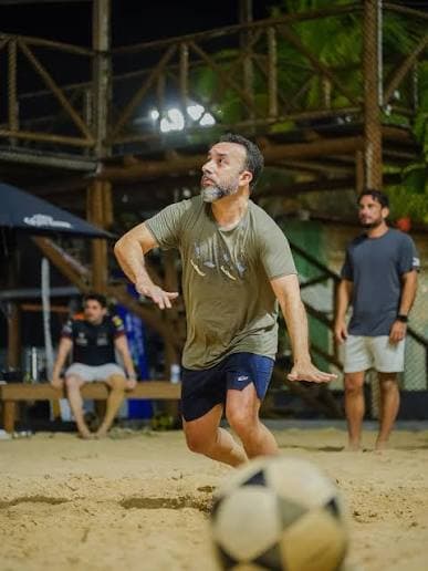 foto de um atleta de futvolei se preparando para receber a bola